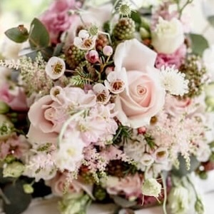 Bunter Blumenstrauß mit Rosen und Grün