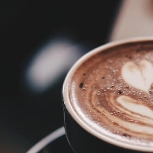 Tasse Kaffee mit schöner Latte-Art