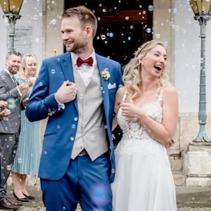 Hochzeitspaar mit Seifenblasenfeier.