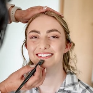 Frau wird für Fotoshoot vorbereitet.