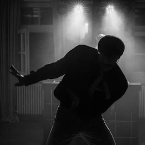 Dansende man in sfeervolle verlichting