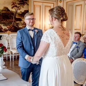 Trouwceremonie in elegante zaal