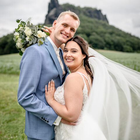Hochzeitsfoto mit Brautpaar im Freien
